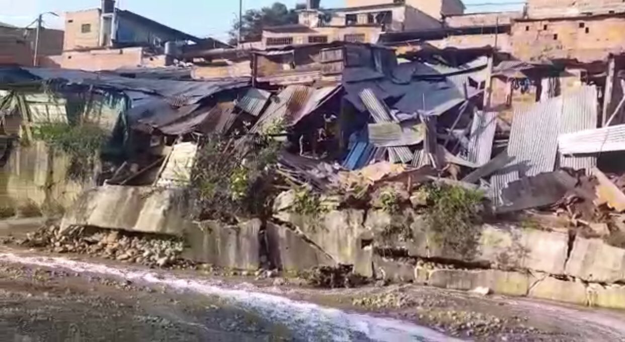 Seis viviendas afectadas tras colapso de muro de contención en Bucaramanga