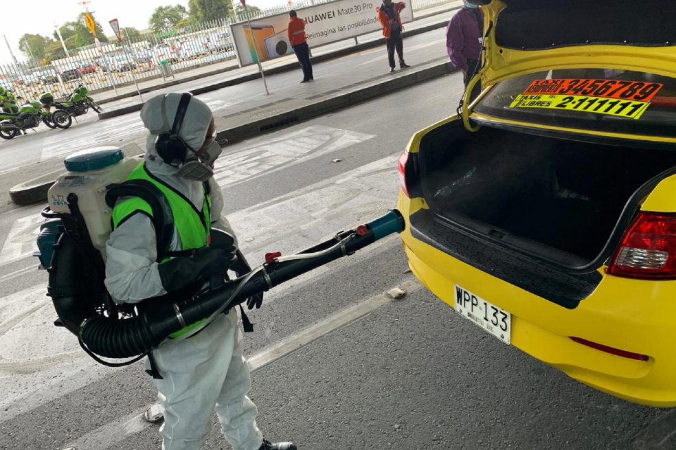 El aeropuerto tiene a disposición una flota de taxis, de los que garantiza, son desinfectados periódicamente y cumplen con las medidas de distanciamiento entre pasajeros (solo se permiten dos, además del chofer) y el conductor, gracias a un plástico que los separa. / Iván Muñoz