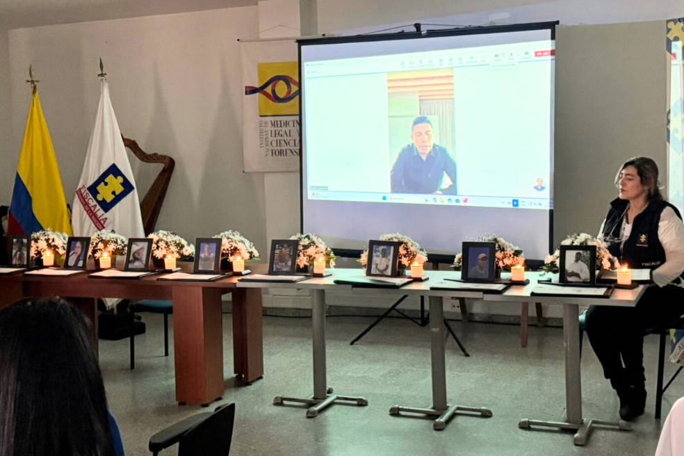 En una oficina del Instituto Nacional de Medicina Legal, las familias de las ocho víctimas de la masacre de Calamar recibieron simbólicamente los restos plenamente identificados de sus seres queridos.