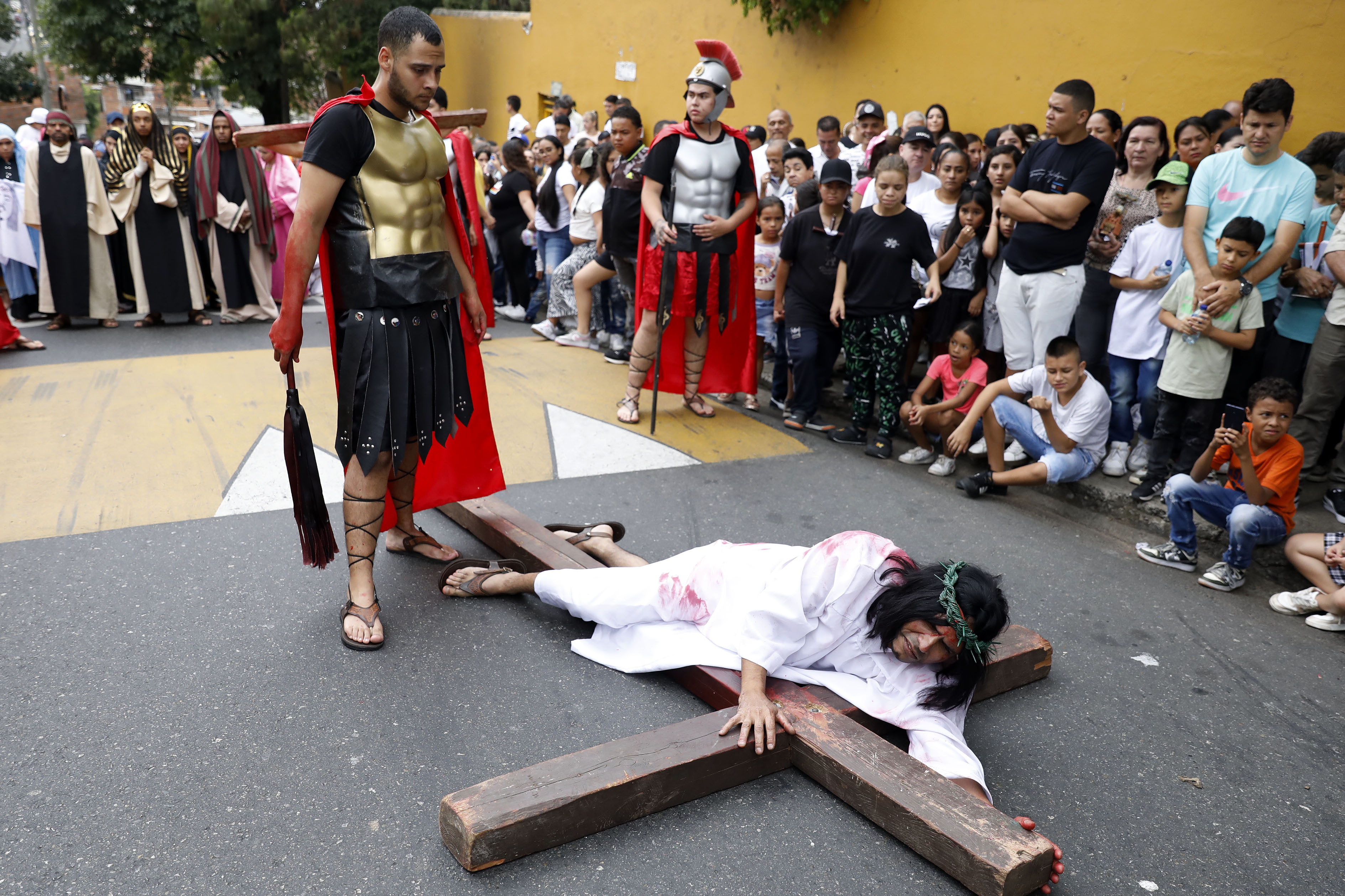 AME3563. MEDELLÍN (COLOMBIA), 29/03/2024.- Actores interpretan la procesión del Santo Viacrucis que representa la pasión y muerte de Cristo este Viernes Santo, como parte de las celebraciones de la Semana Santa, en el barrio Villa Socorro de Medellín (Colombia). EFE/Luis Eduardo Noriega Arboleda