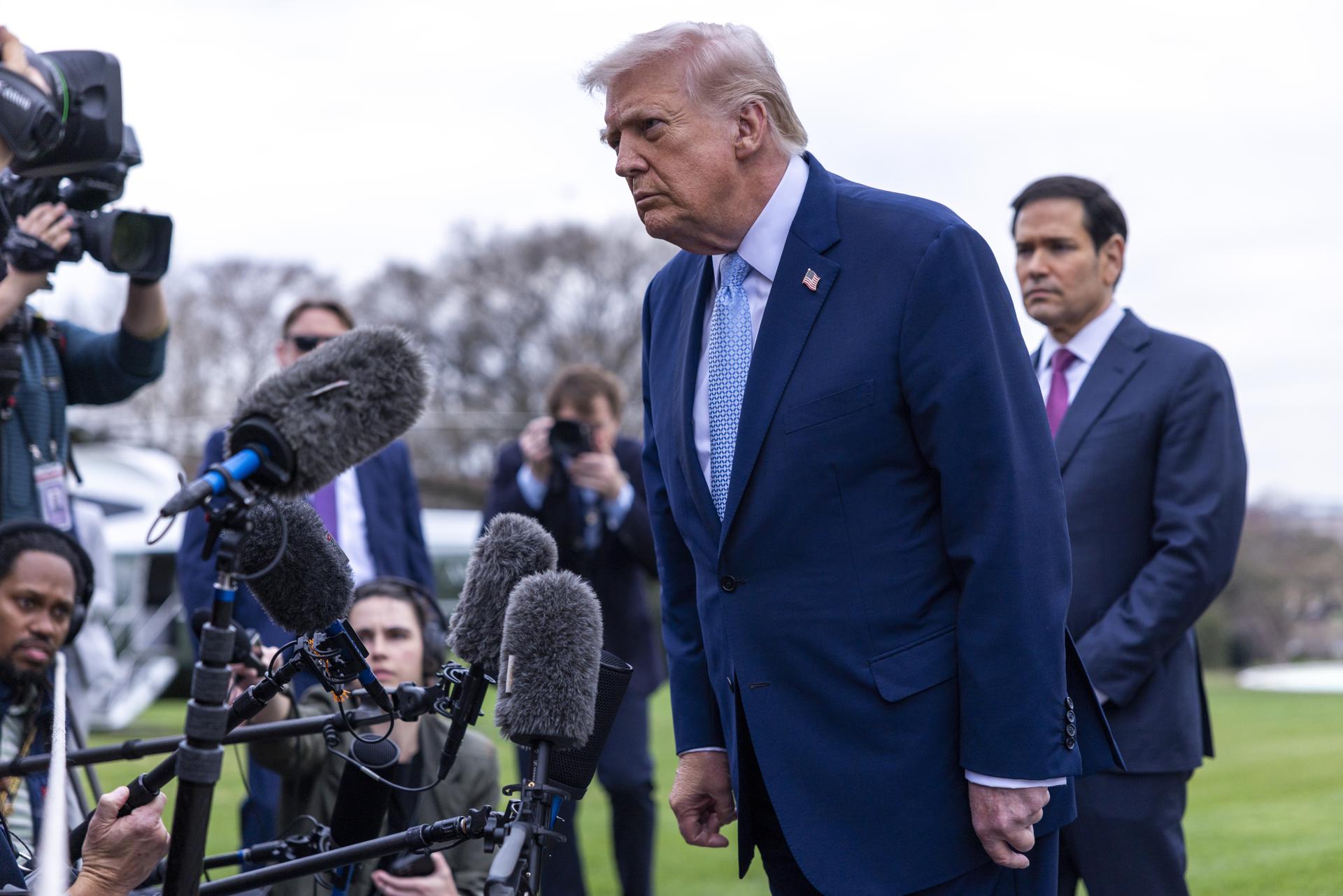 Trump pospone ataque a Irán tras supuestas conversaciones que Teherán niega