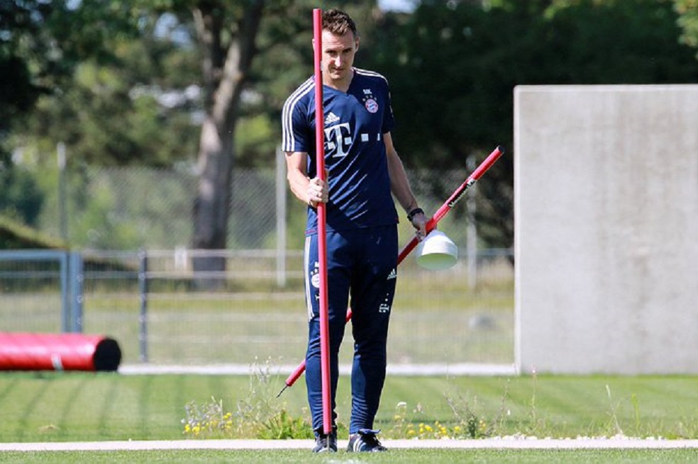 El máximo goleador de la historia de los Mundiales dejó el profesionalismo en 2016 jugando para la Lazio de Italia. Ese mismo año fue contratado como asistente técnico de la selección de mayores Alemania y actualmente cumple el mismo cargo en el Bayern Múnich.