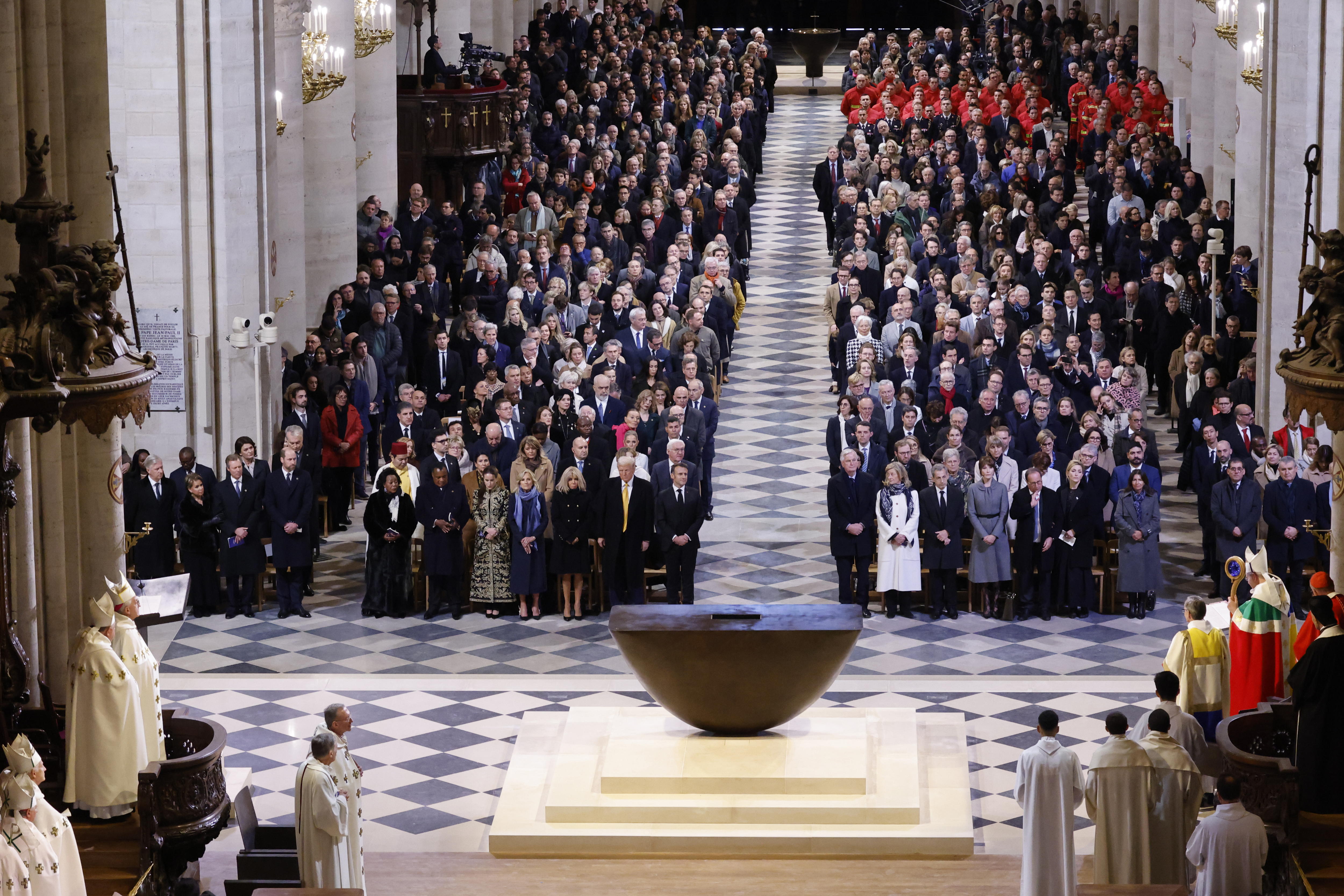 Paris (France), 07/12/2024.- Guests stand during the official reopening ceremony the Notre Dame de Paris cathedral, in Paris, France, 07 December 2024. The Notre Dame de Paris Cathedral reopens on 07 December after nearly six years of renovation work following its destruction by a fire on 15 April 2019. (Francia) EFE/EPA/LUDOVIC MARIN / POOL MAXPPP OUT