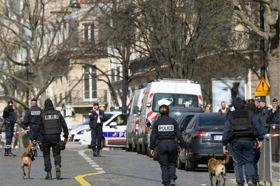 Hombre armado embistió furgón policial en Campos Elíseos de París