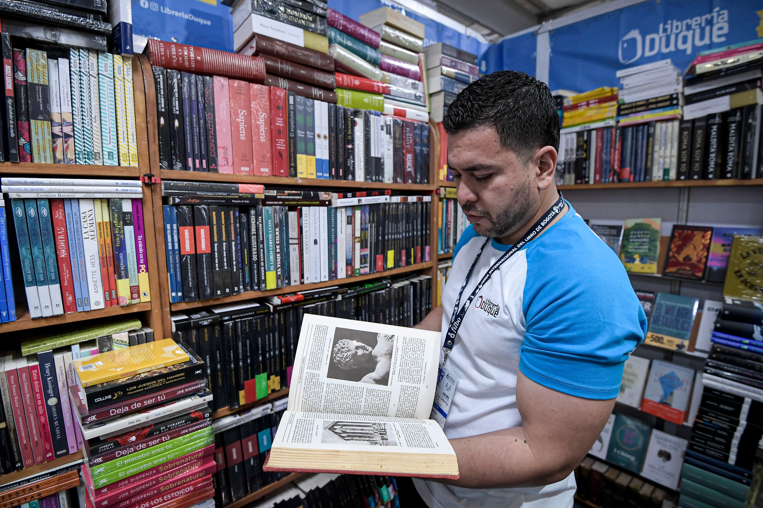 Esta edición del "Esquema de Historia Universal" del novelista británico H. G. Wells viene en dos tomos y se consigue en la Librería Duque.