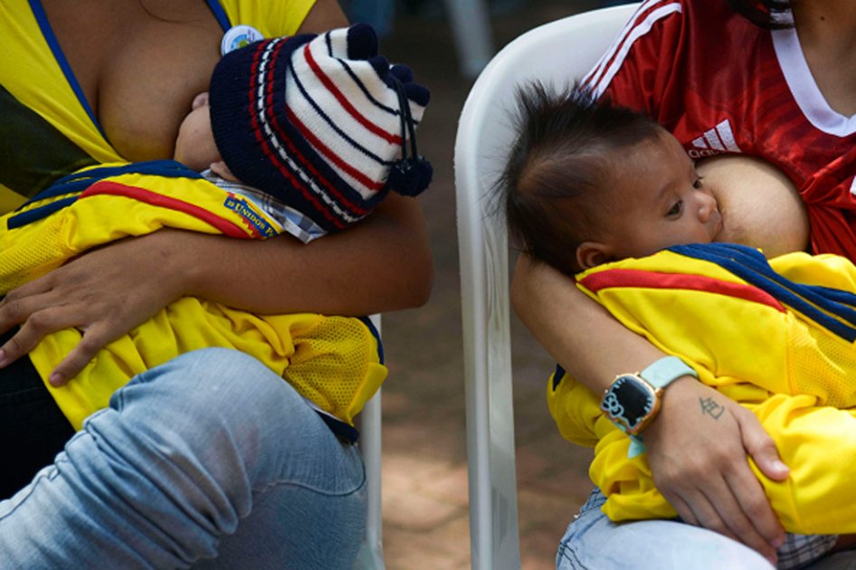 Cien madres amamantaron en público en Medellín en pos de récord mundial