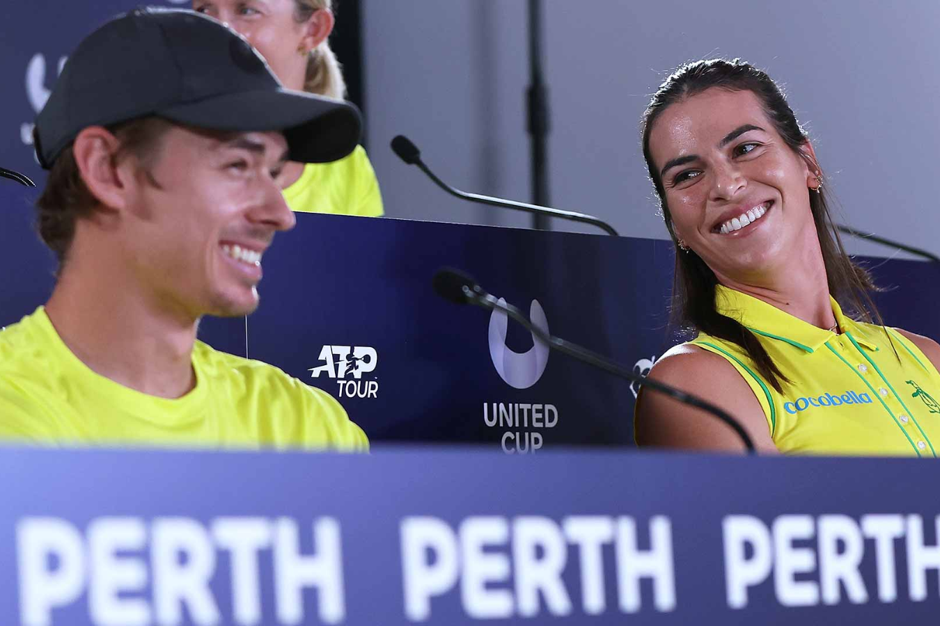 Los miembros del equipo de Australia, Alex de Minaur (izq.) y Alja Tomljanovic, en una rueda de prensa previo al torneo.