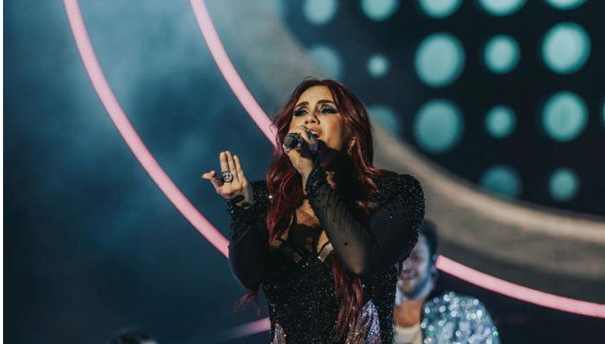 Dulce María pasó incómodo momento en concierto de RBD ¡Quedó atascada!
