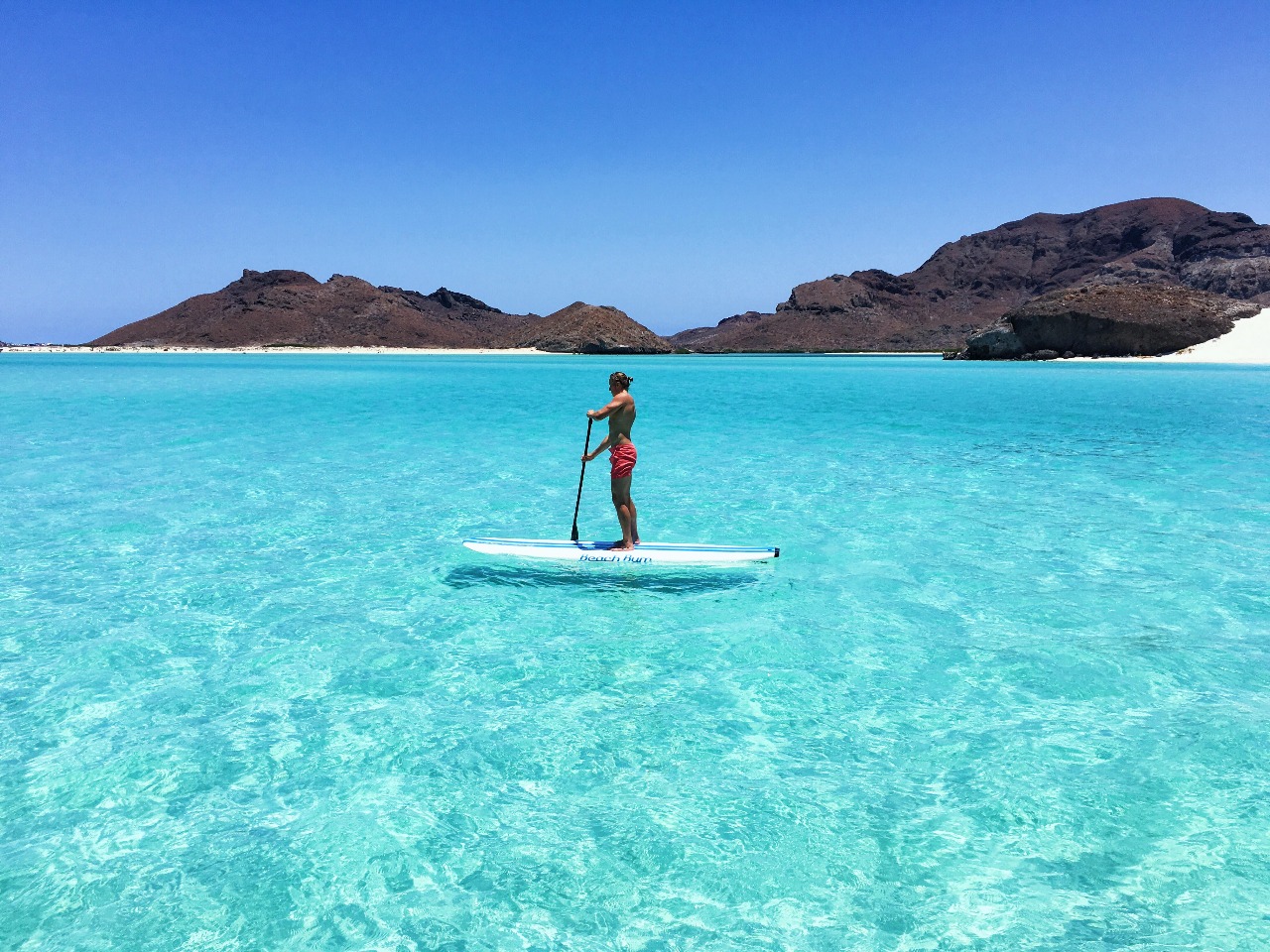 Playa Balandra es una de los tesoros naturales de México. Ubicada cerca de La Paz, esta bahía protegida conserva su belleza intacta gracias a estrictas regulaciones que limitan el acceso y el desarrollo turístico. Sus aguas turquesas, poco profundas y siempre tranquilas permiten caminar grandes tramos dentro del mar, lo que la convierte en un destino ideal para relajarse y explorar sus siete playas conectadas. Además, alberga la famosa formación rocosa conocida como “El Hongo”, uno de sus símbolos más reconocidos.