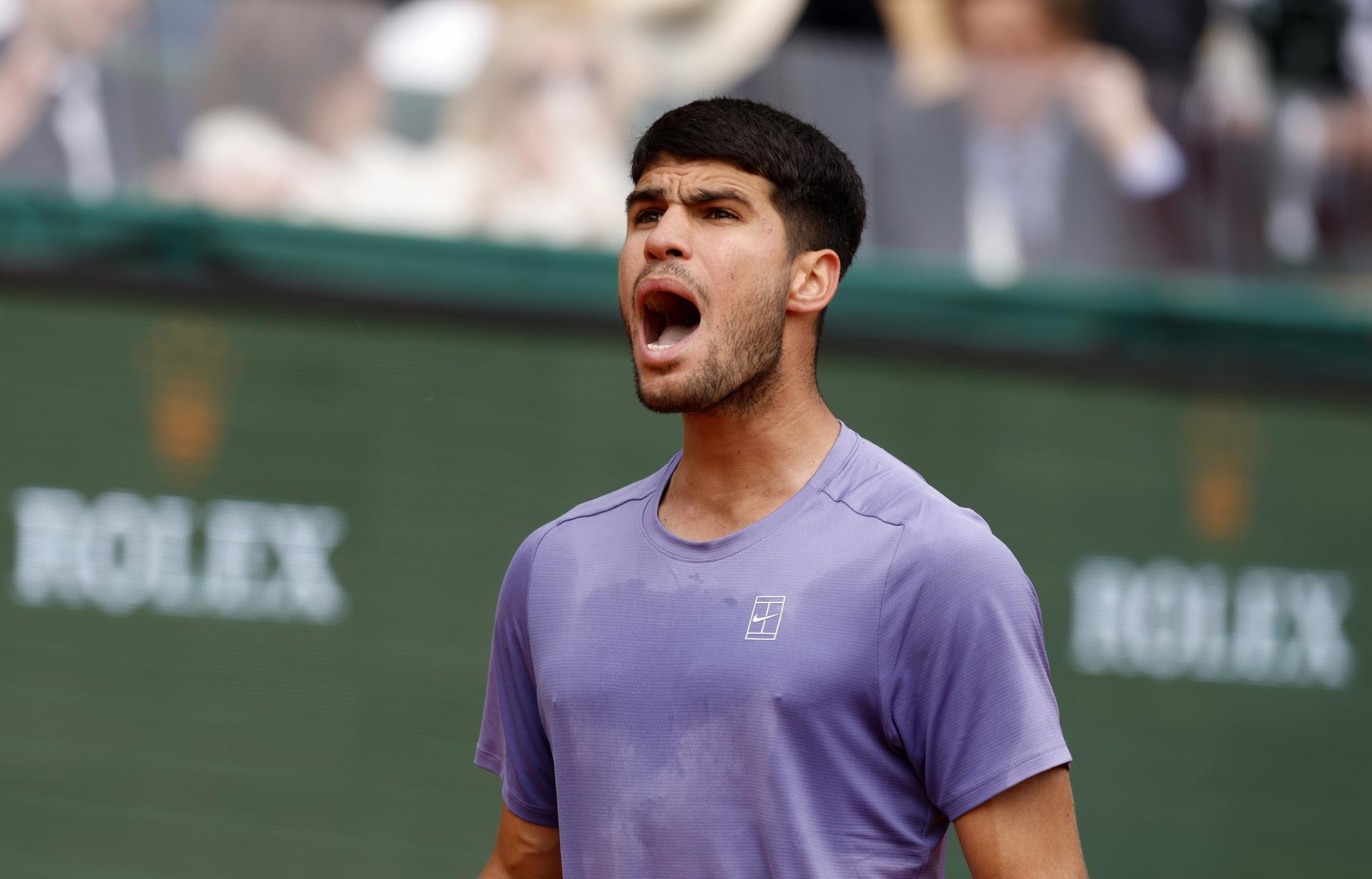 ROQUEBRUNE CAP MARTIN (France), 13/04/2025.- Carlos Alcaraz of Spain celebrates after winning his final match against Lorenzo Musetti of Italy at the ATP Monte Carlo Masters tennis tournament in Roquebrune Cap Martin, France, 13 April 2025. (Tenis, Francia, Italia, España) EFE/EPA/SEBASTIEN NOGIER
