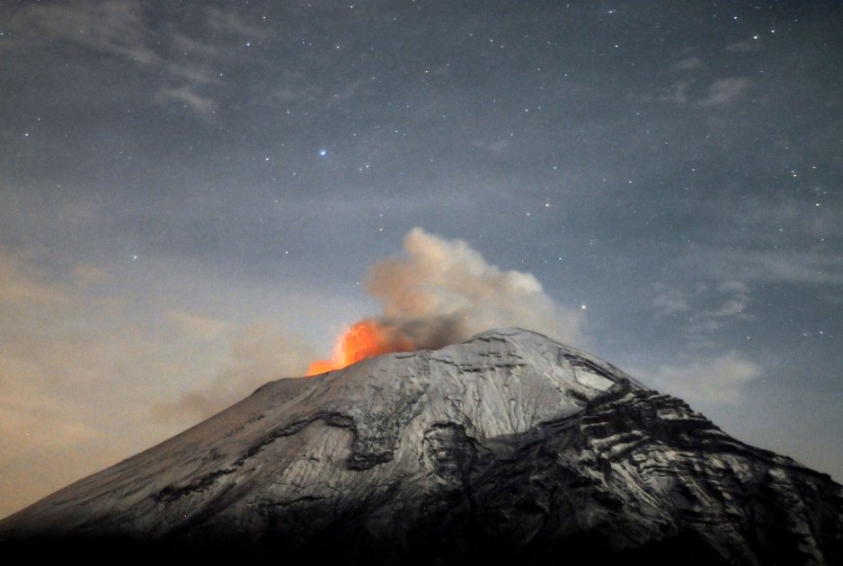 Volcán mexicano emite 300 exhalaciones y cenizas llegan cerca de la capital