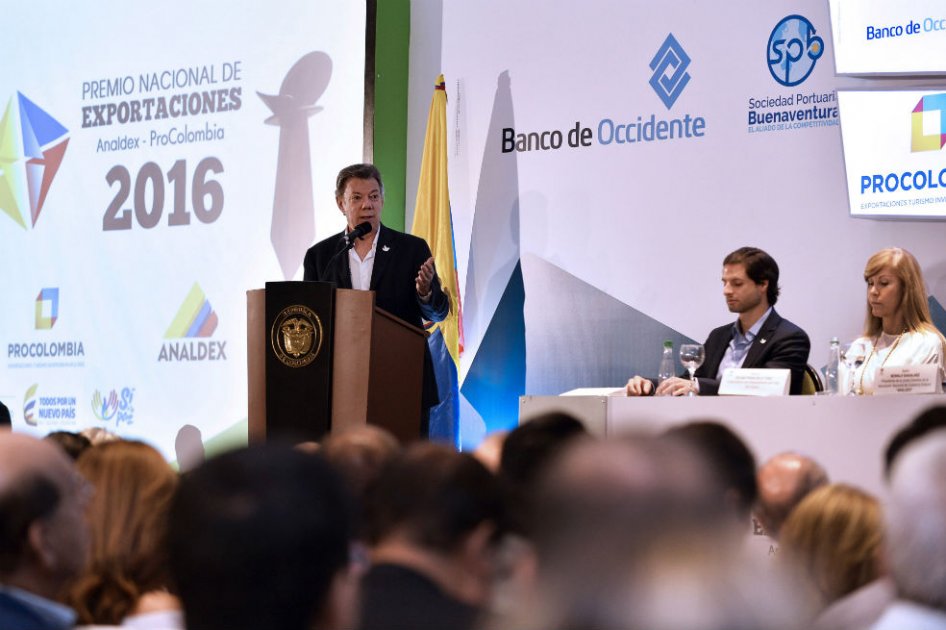 Desmovilizados de las Farc recibirán menos beneficios económicos que paramilitares: Santos