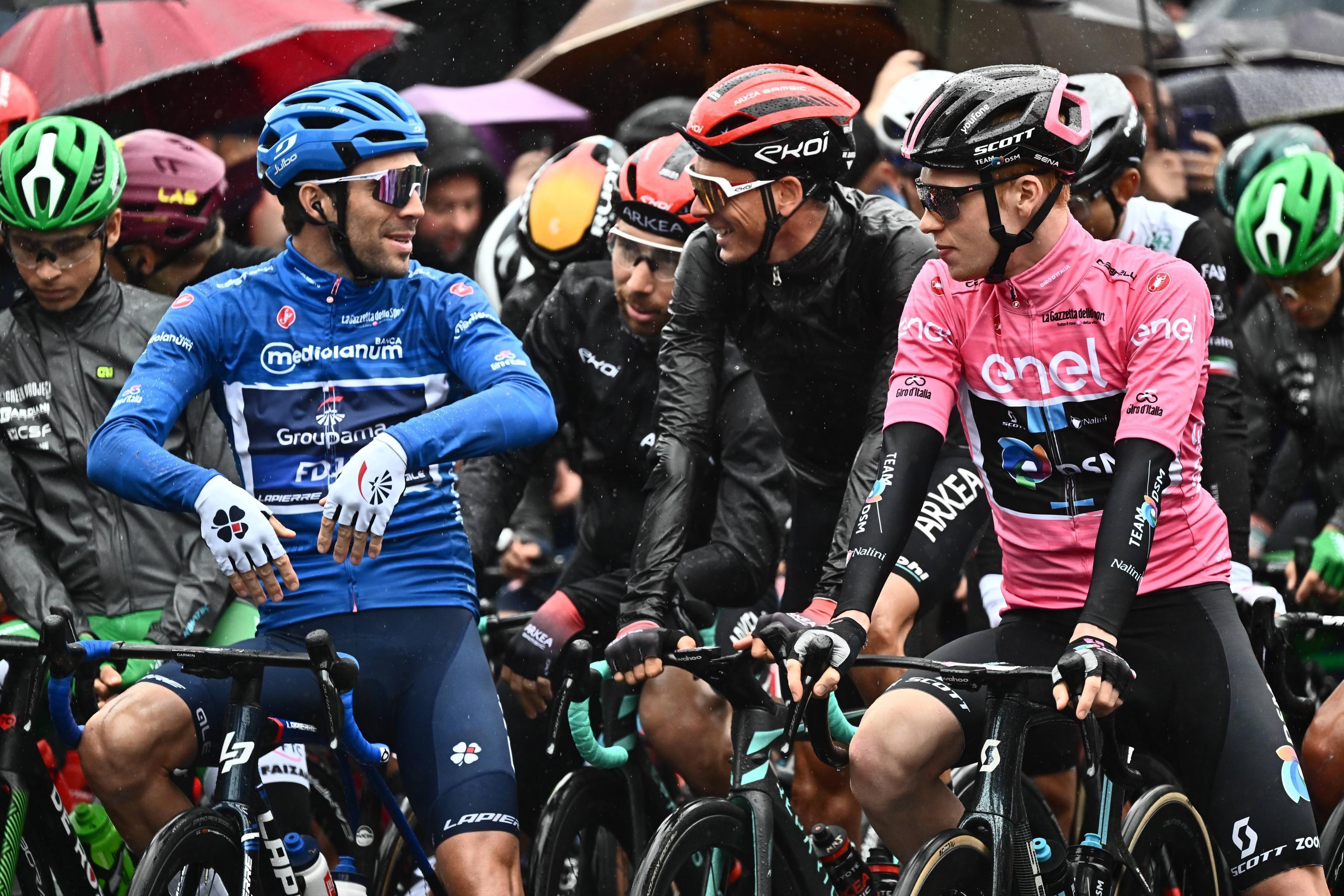 Atripalda (Italy), 10/05/2023.- (L-R) French rider Thibaut Pinot of team Groupama - FDJ wearing the best climber's blue jersey and Norwegian rider Andreas Leknessund of Team DSM wearing the overall leader's pink jersey, at the start of the fifth stage of the 2023 Giro d'Italia cycling race over 171 km from Atripalda to Salerno, Italy, 10 May 2023. (Ciclismo, Italia) EFE/EPA/LUCA ZENNARO