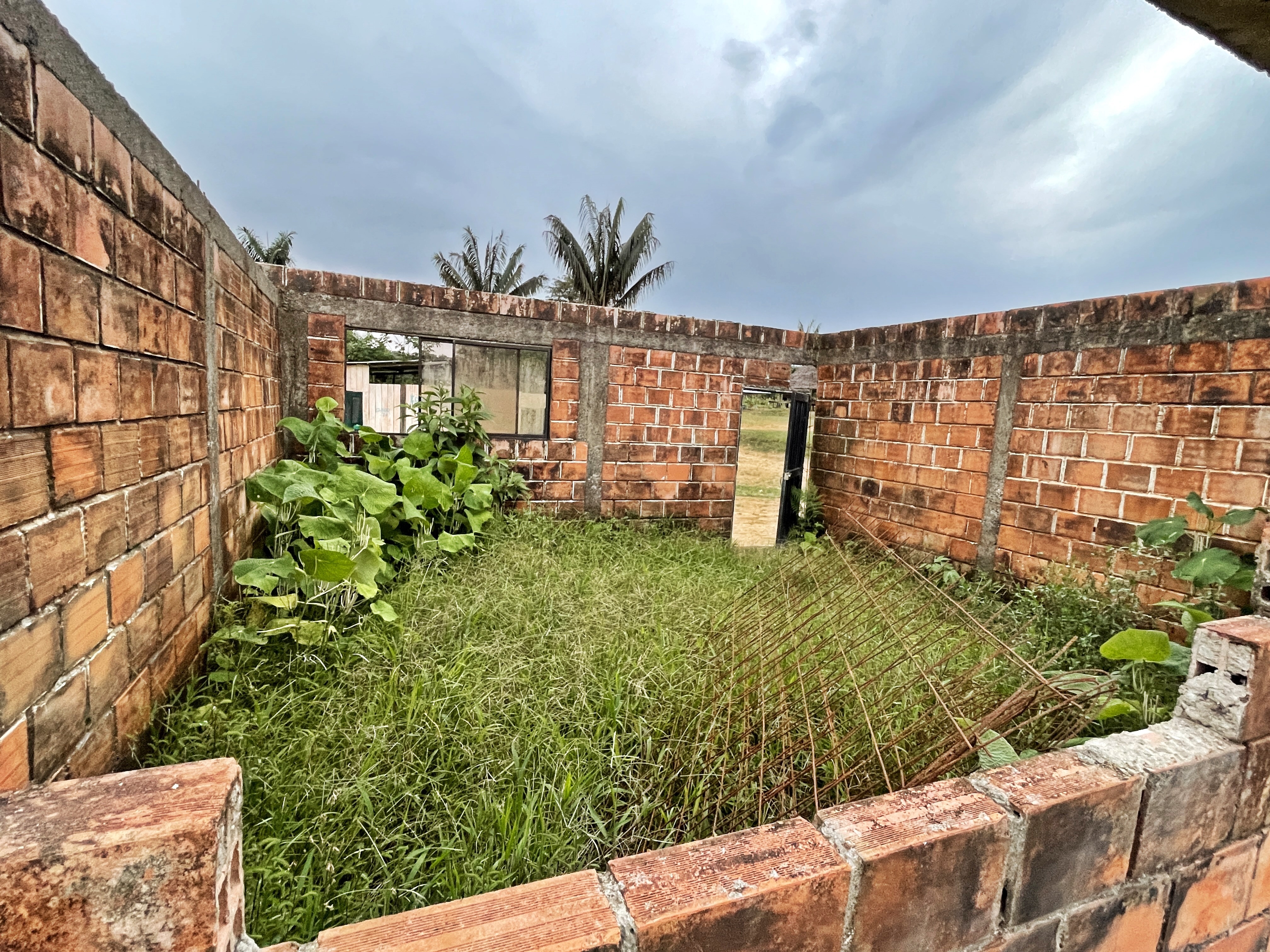 Una casa abandonada en una zona de enfrentamientos entre grupos armados.