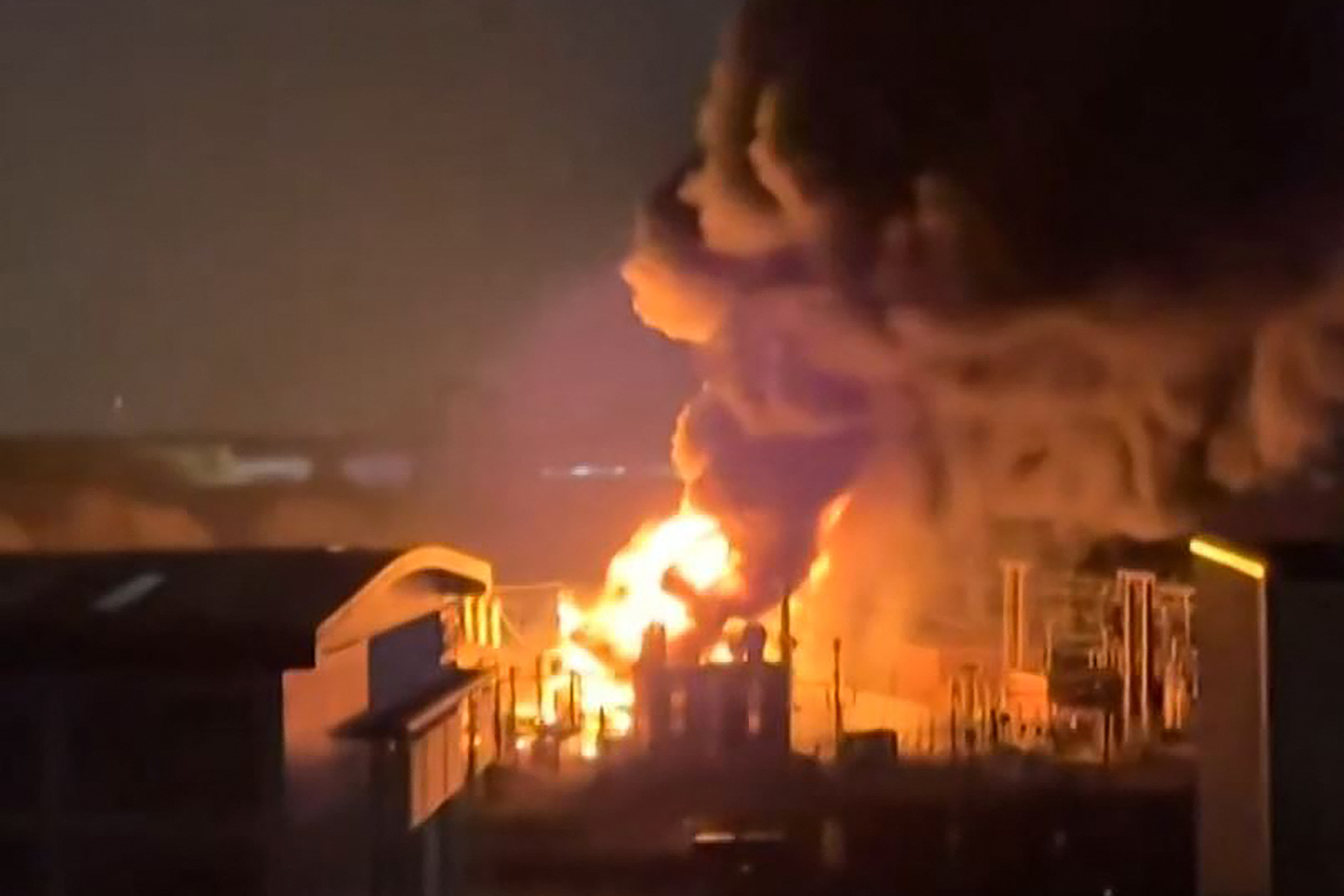 Cierre de aeropuerto de Londres tras un incendio afecta la aviación mundial