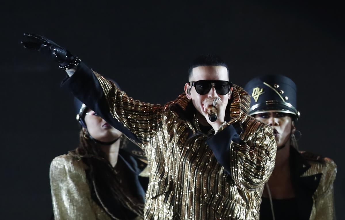 Daddy Yankee firma para ser productor de la serie “Neon” de Netflix