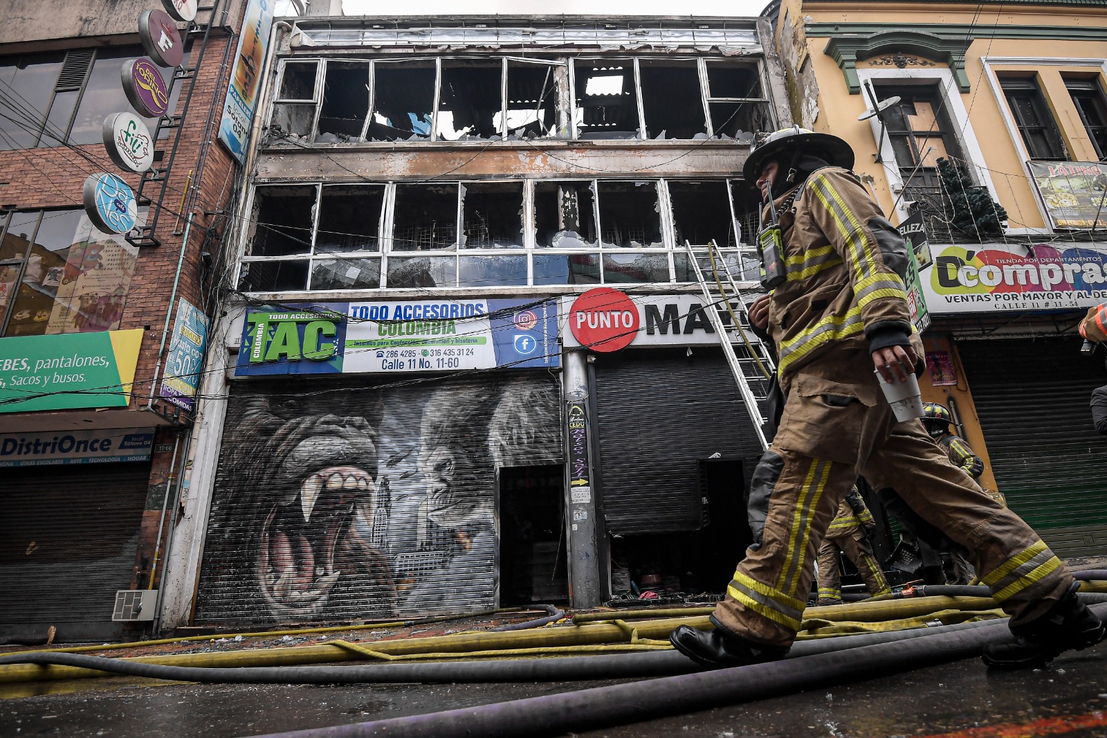 El drama tras el voraz incendio que consumió varios locales en San Victorino