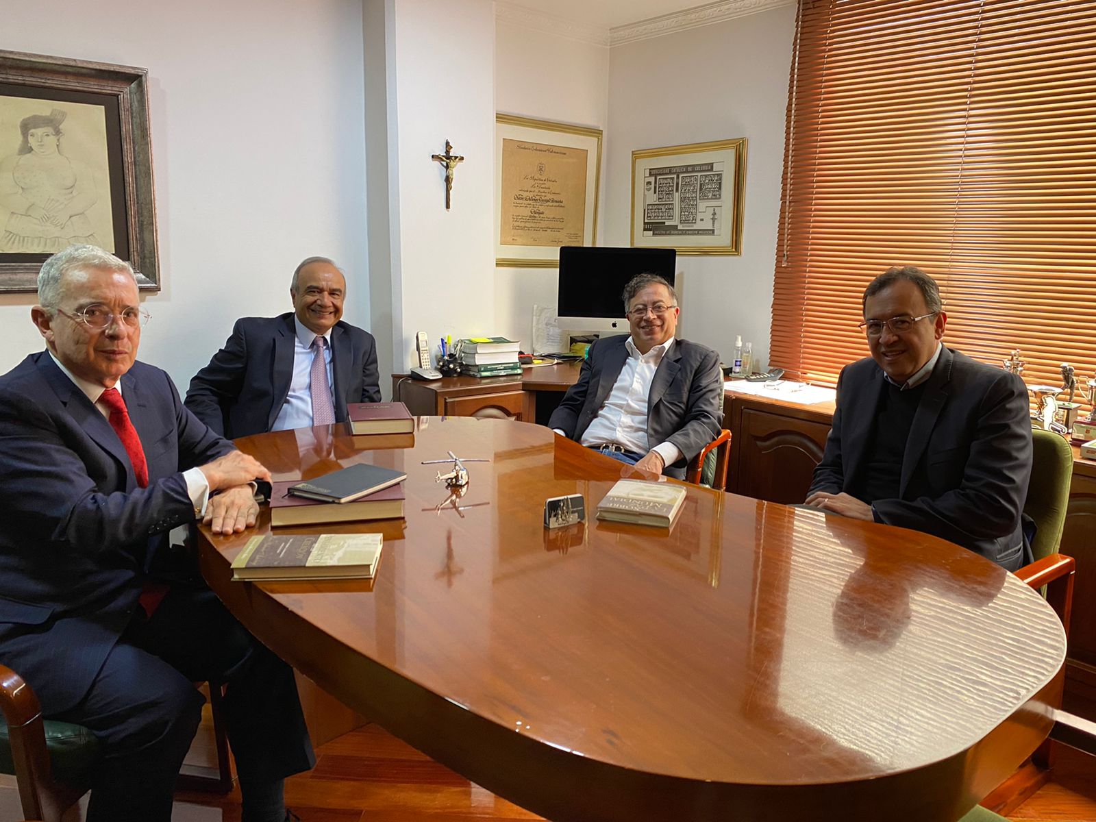 Aún no se conocen los temas de los que hablaron las representaciones Álvaro Uribe y Gustavo Petro. Sin embargo, es histórico que estén reunidos de forma personal ante las diferencias que históricamente han tenido. Se espera que a las 2 de la tarde, el expresidente Álvaro Uribe rinda una rueda de prensa dando un balance de la reunión.