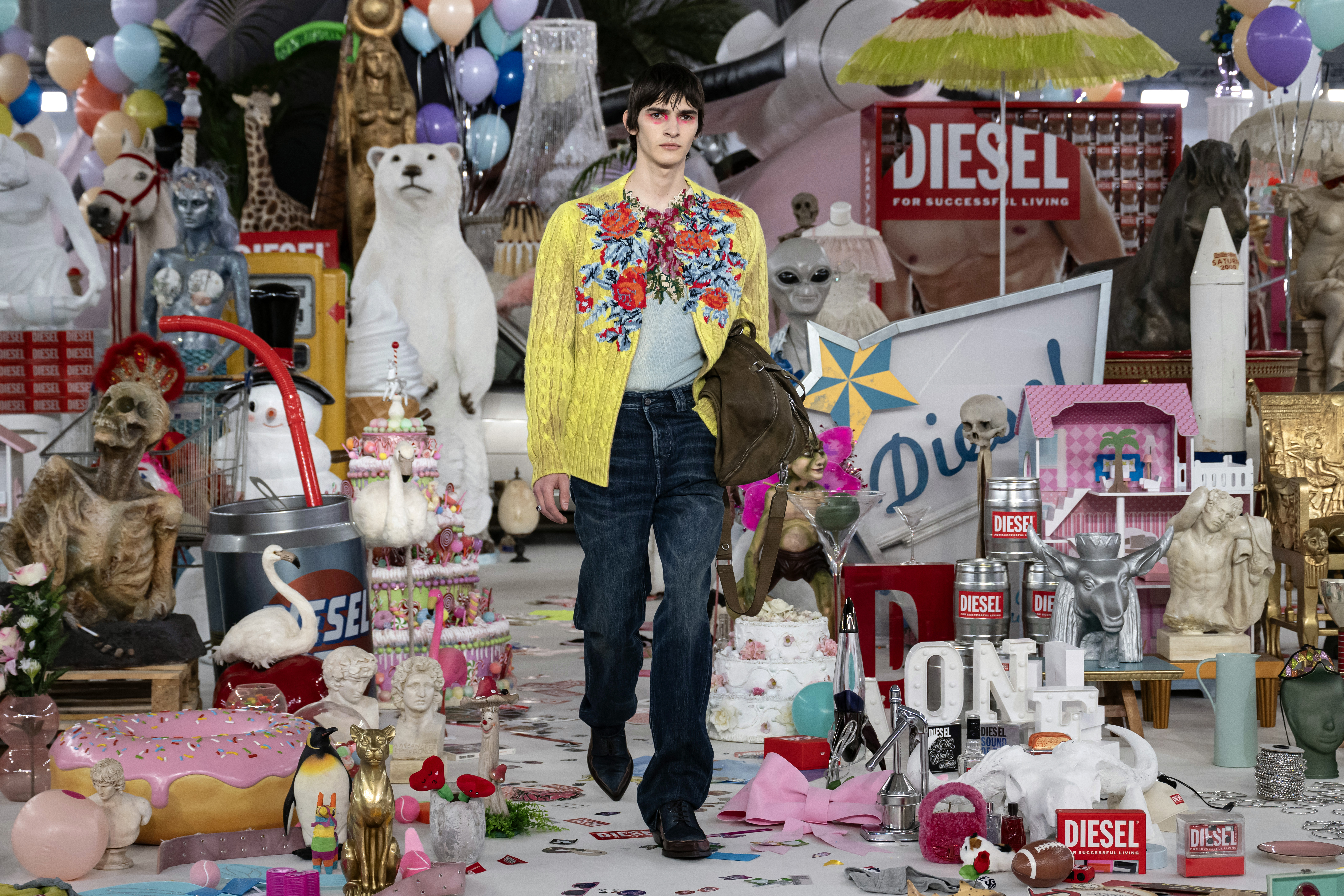"Diesel es experimentación. Las piezas estampadas se recubren con foil, plastificadas con su propio patrón. El foil se agrieta parcialmente para revelar el diseño inferior. A veces es un top de jersey simple o un vestido envuelto; otras, un abrigo envolvente monumental. Siempre, como si nuestro ser interior quedara atrapado en el instante de revelación", explica la marca. / Miguel Medina / AFP