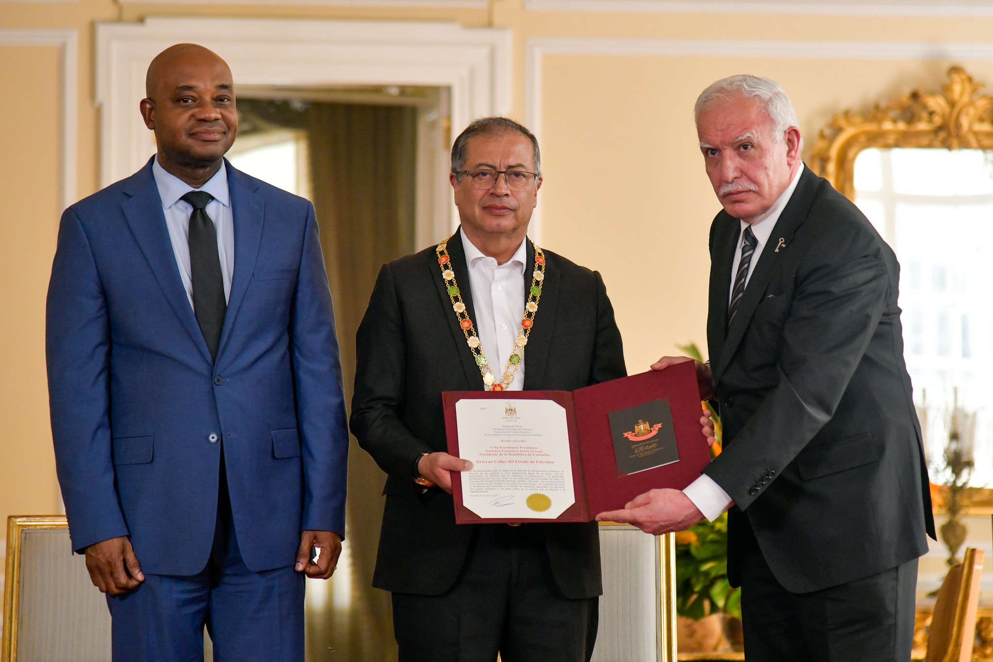 Presidente Petro fue condecorado con la “Gran Medalla del Estado de Palestina”