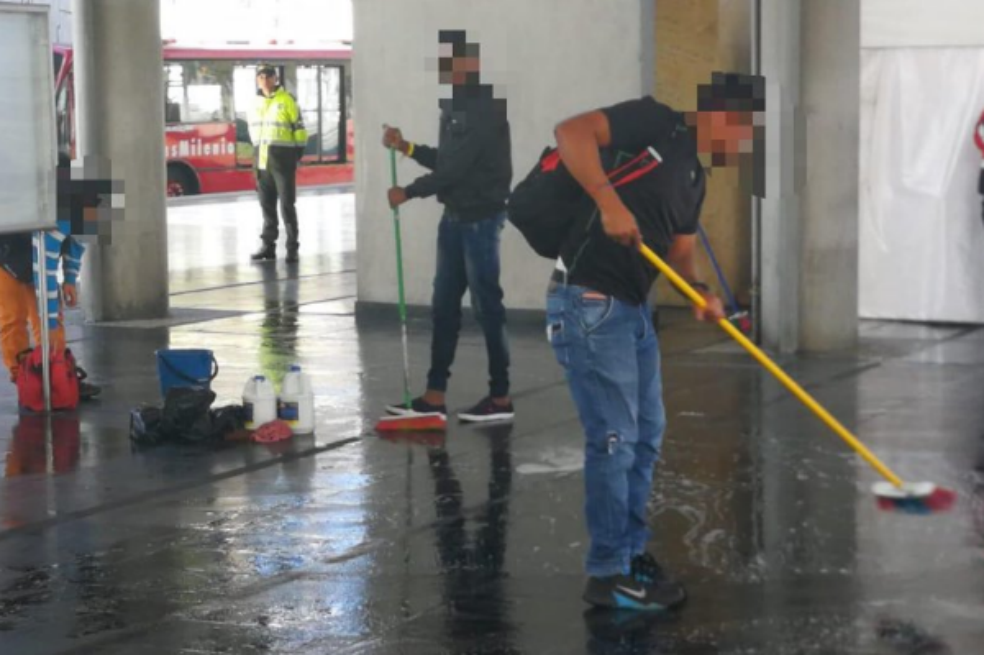 Colados fueron «castigados» trapeando el piso de portal de Transmilenio