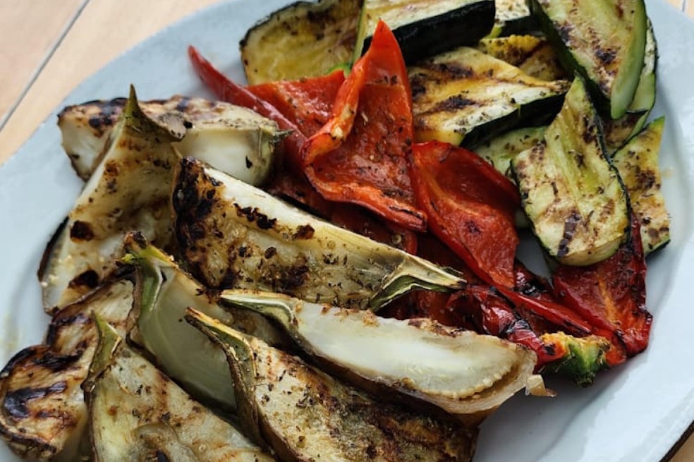 Receta para preparar vegetales parrillados con aceite de oliva y orégano