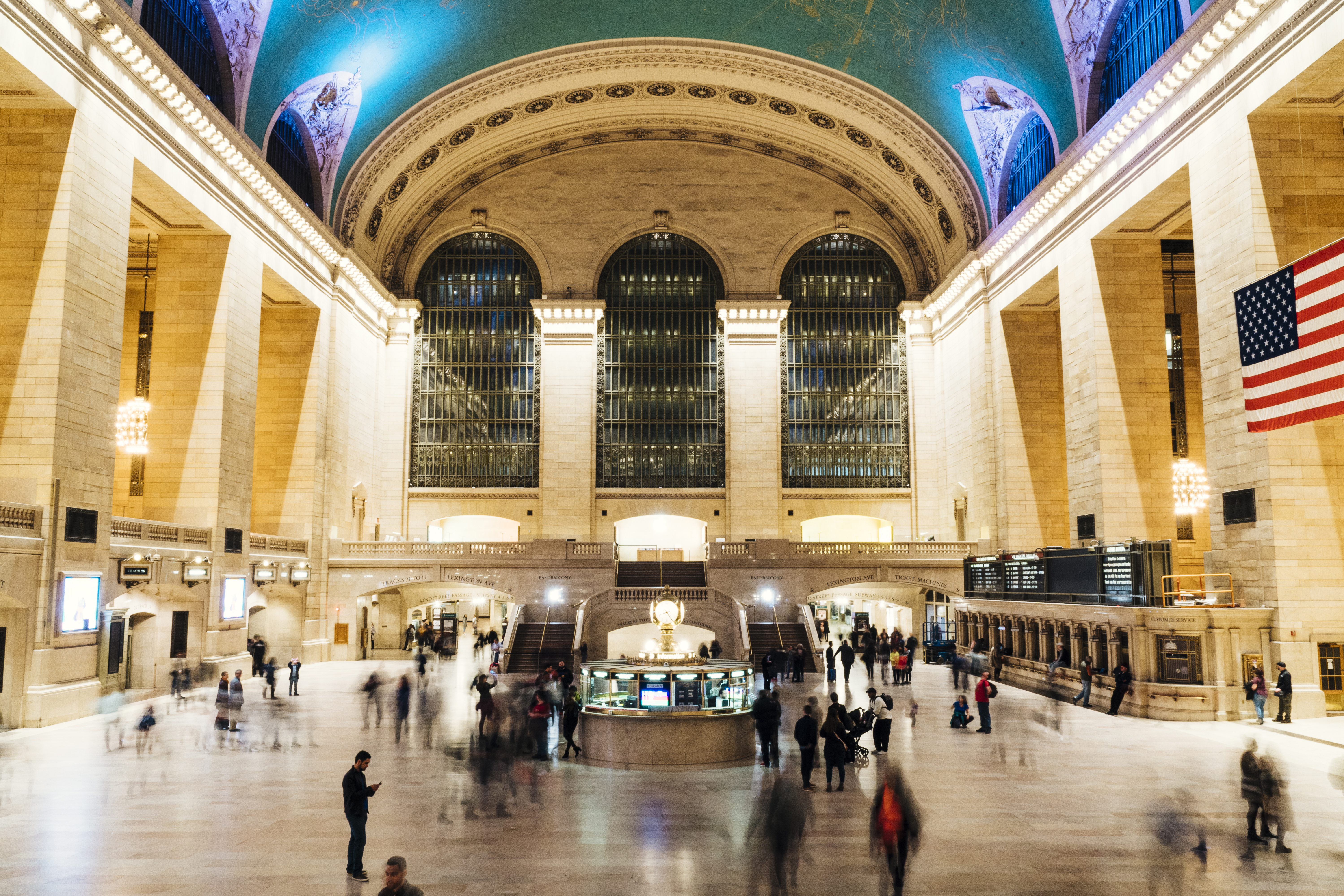 La Grand Central Terminal, ubicada en pleno Manhattan, es mucho más que una estación: es un símbolo de la modernidad y uno de los íconos más reconocibles de Nueva York. Inaugurada en 1913 sobre un complejo que ya contaba con decenas de vías y andenes, destaca por su majestuoso vestíbulo coronado por una cúpula con constelaciones, sus elegantes escaleras y detalles únicos como el Oyster Bar de Rafael Guastavino o el célebre reloj de Tiffany & Co. en su fachada. A pesar de haber estado e