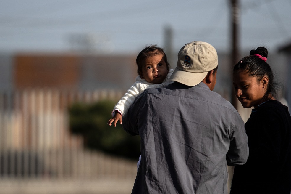 EE.UU. despliega kilómetros de alambre para prevenir ingreso de caravana migrante