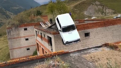 Hombre sobrevivió tras caer 15 metros al vacío en su camioneta