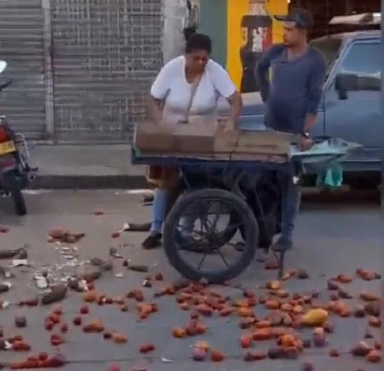 Video: Mujer destruye la comida de un vendedor ambulante en Santa Marta