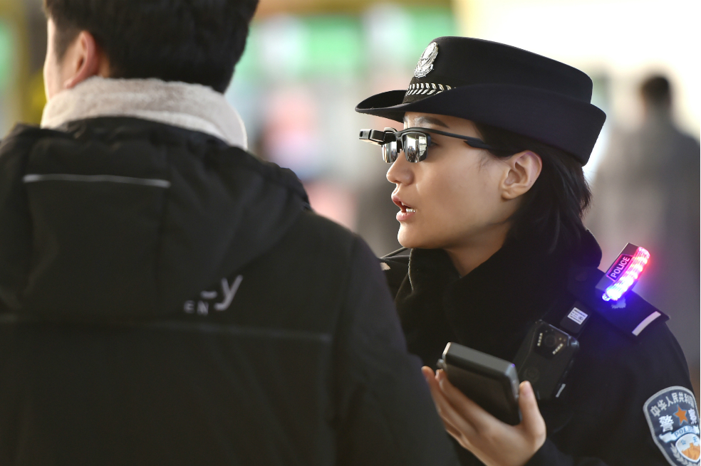 Policía china usa gafas de reconocimiento facial para detener sospechosos
