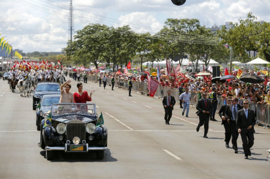 La presidenta brasileña, Dilma Rousseff (izq.), junto a su hija, Paula, durante su posesión. / EFE