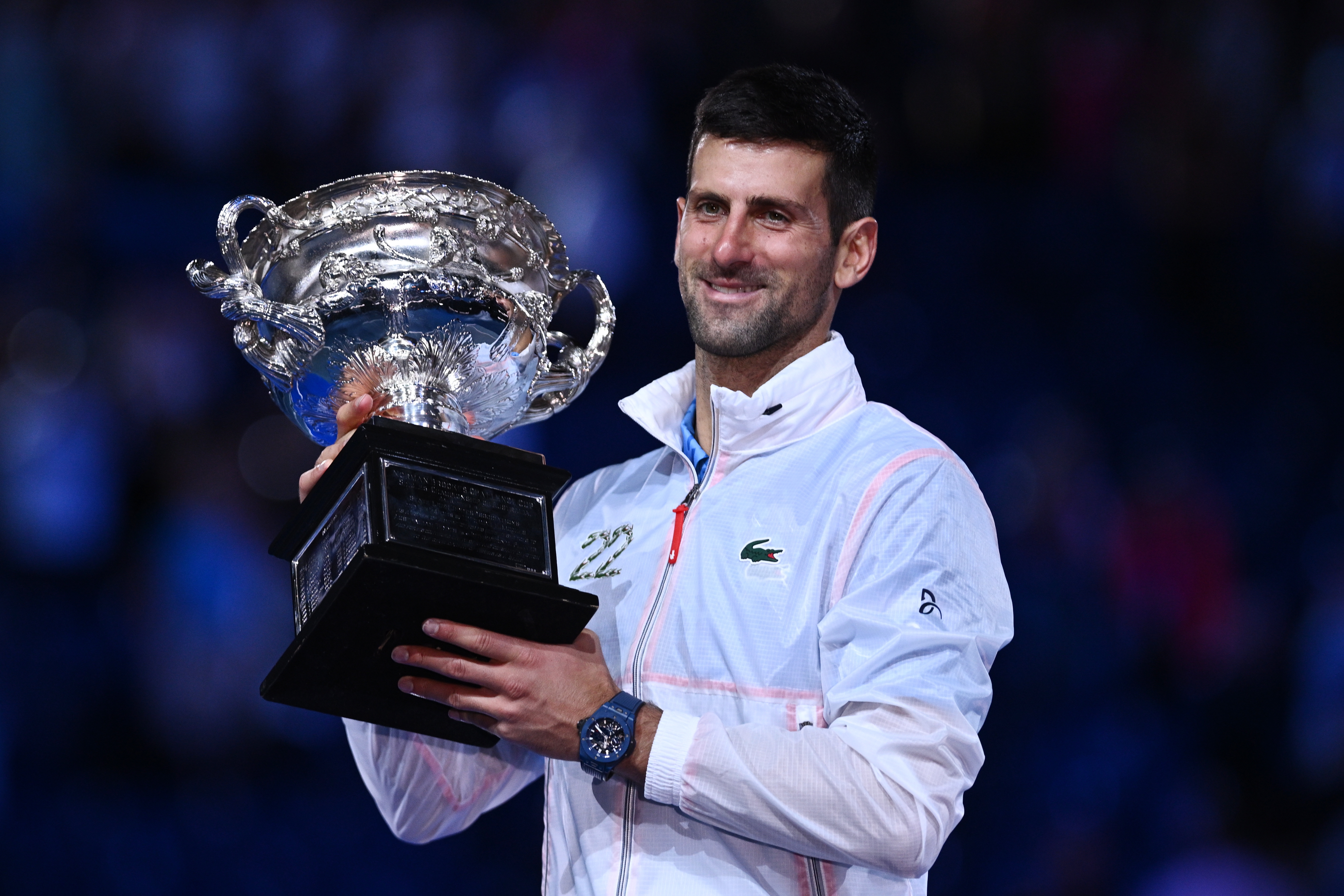 Melbourne (Australia), 29/01/2023.- Novak Djokovic of Serbia holds the Norman Brookes Challenge Cup after winning the men'Äôs singles final against Stefanos Tsitsipas of Greece at the 2023 Australian Open tennis tournament in Melbourne, Australia, 29 January 2023. (Tenis, Abierto, Grecia) EFE/EPA/JOEL CARRETT AUSTRALIA AND NEW ZEALAND OUT