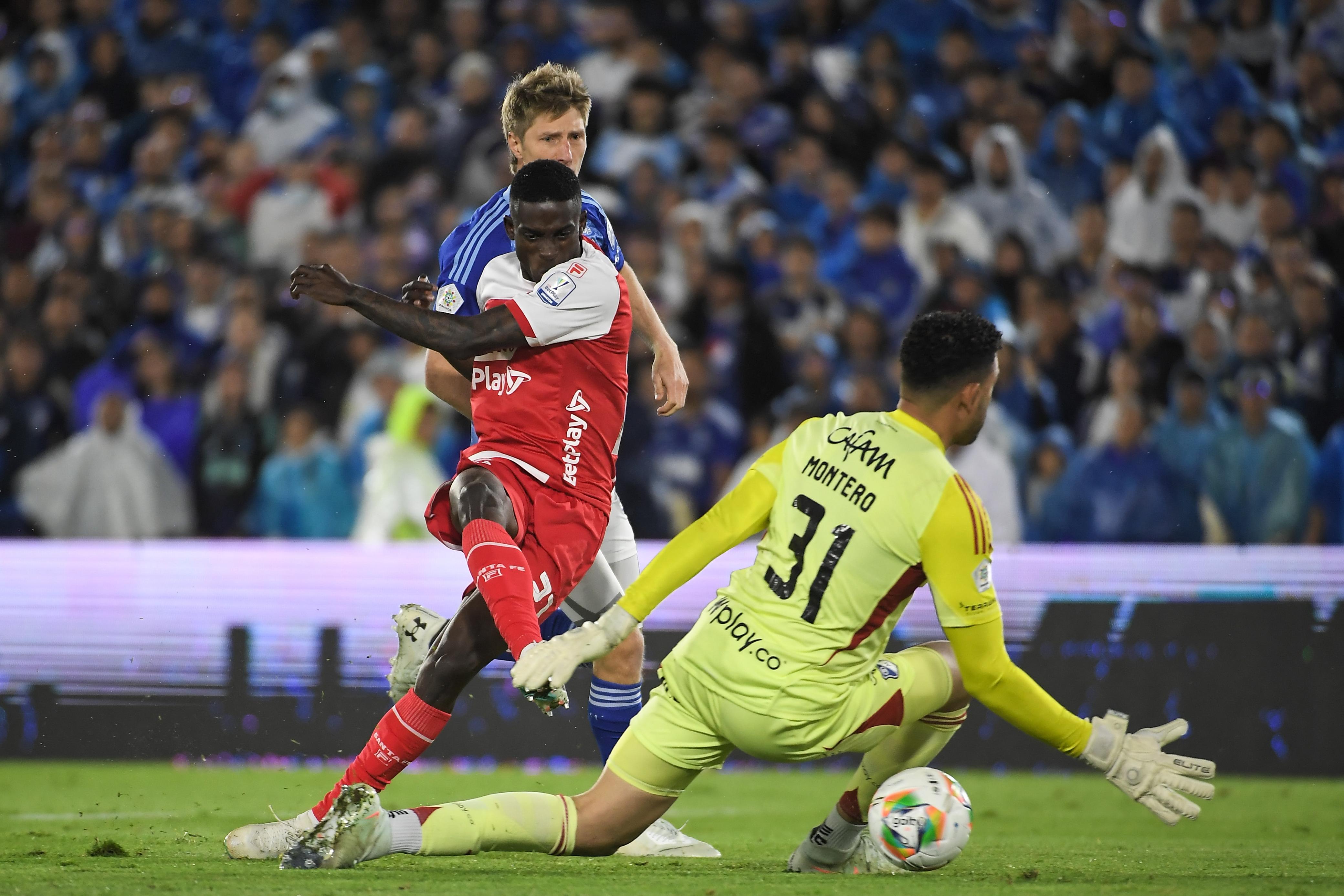 Ewil Murillo marcó el segundo gol de Santa Fe tras imponerse a la marca de Andrés Llinás y definir ante la salida de Álvaro Montero.