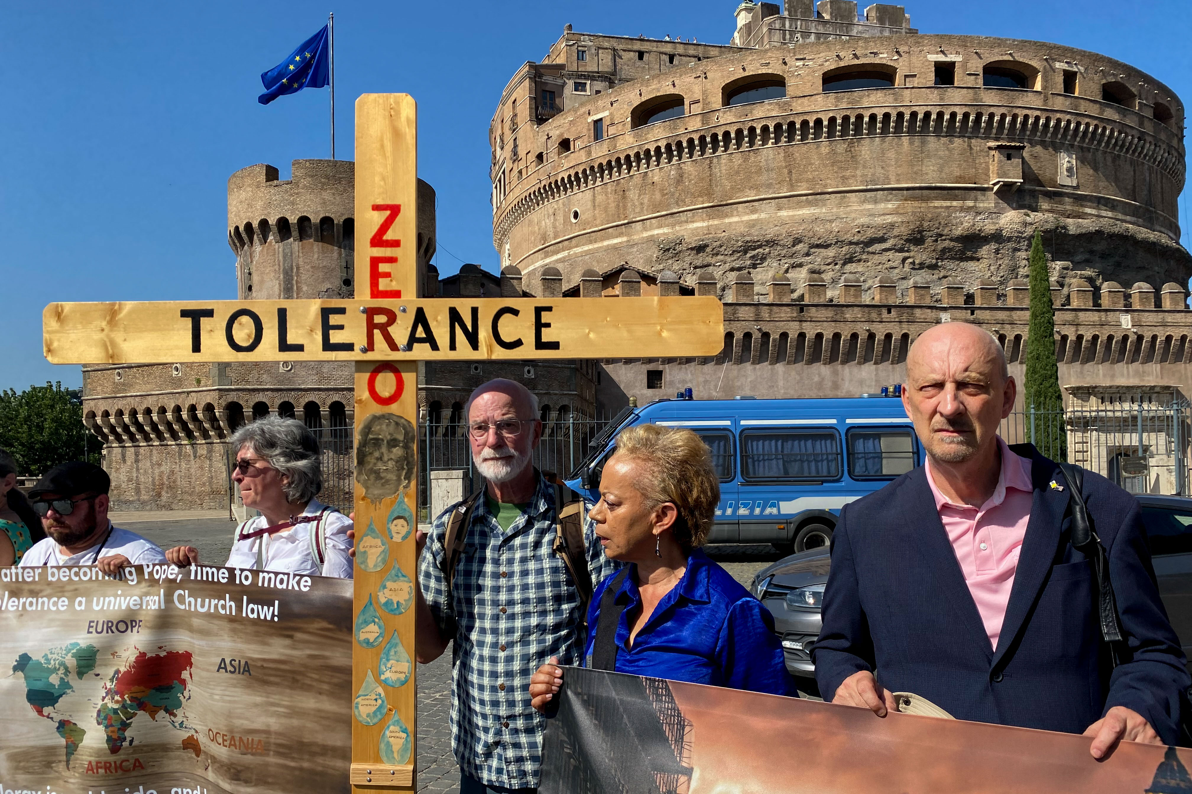 Manifestantes en el Vaticano reclaman tolerancia cero contra la pederastia