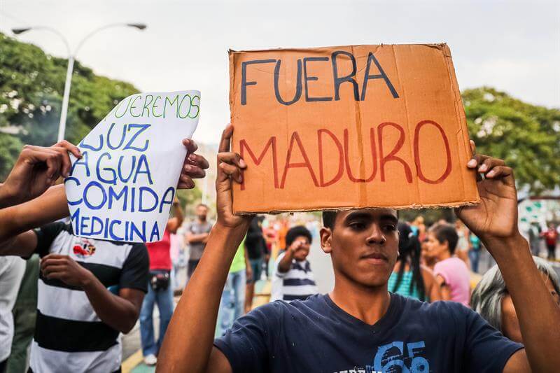 Sin luz ni agua, se desatan las protestas en Caracas