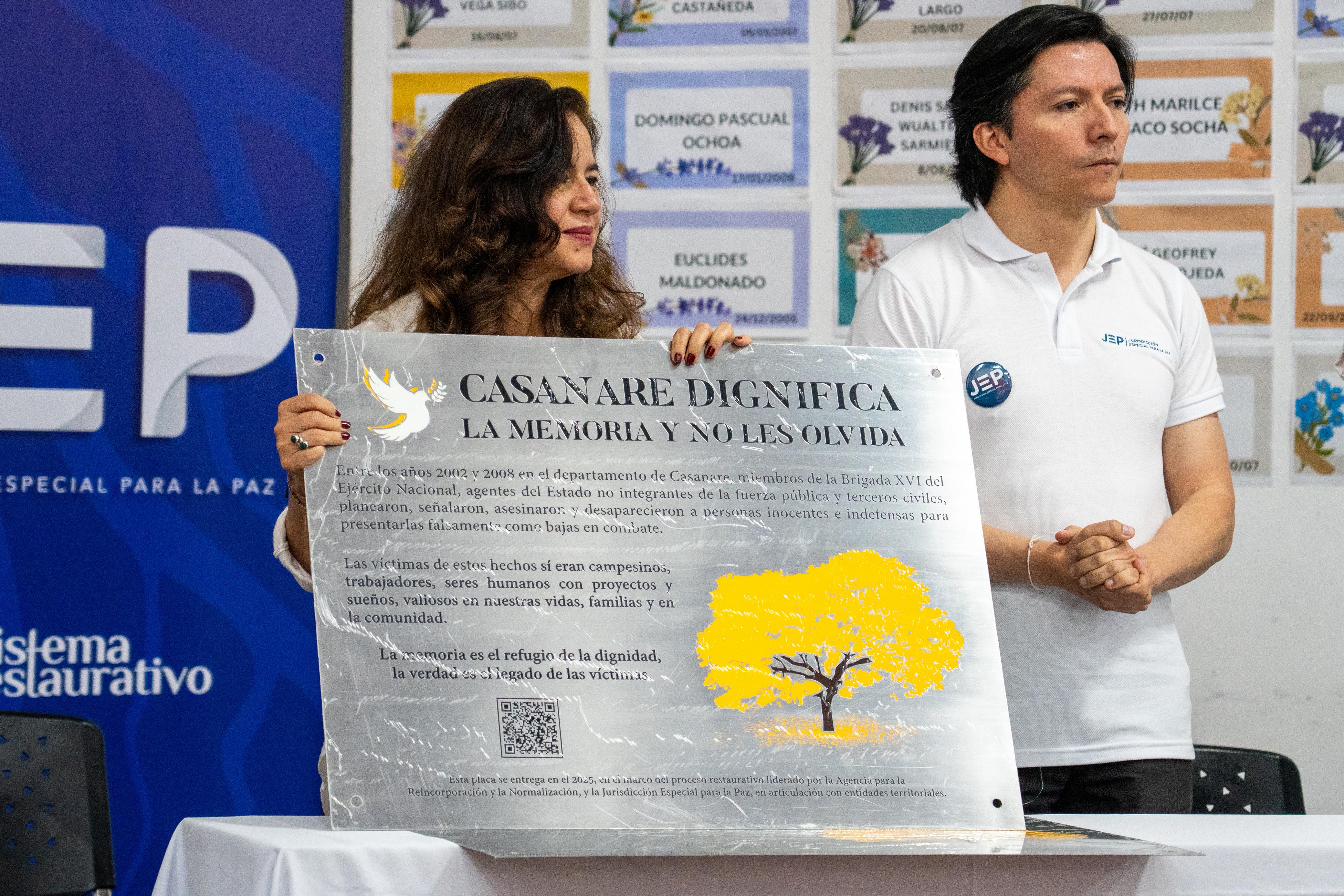 La directora de la ARN, Alejandra Miller, y el magistrado de la JEP, Oscar Parra, durante el acto en Yopal.