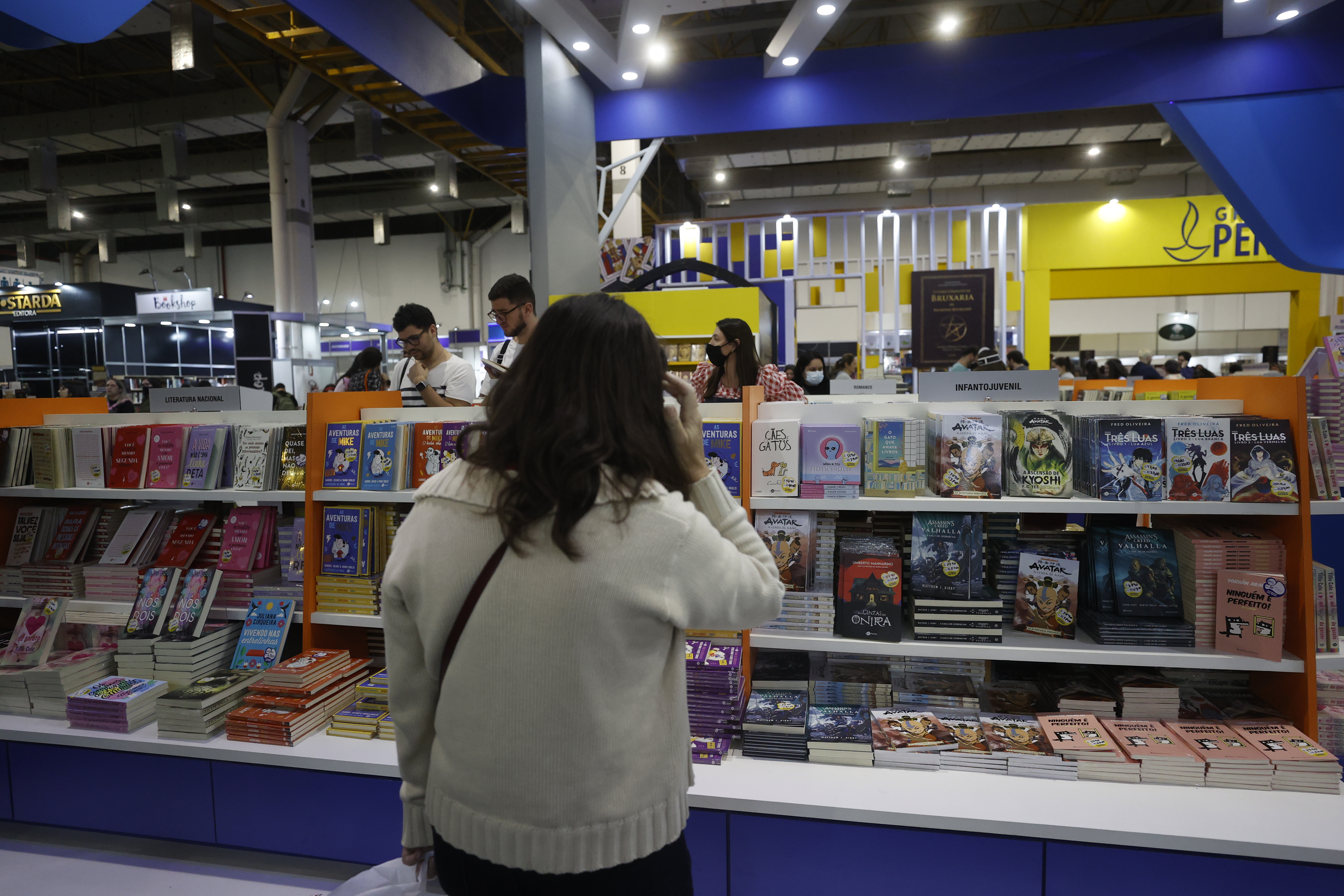 AME964. SAO PAULO (BRASIL), 02/07/2022.- Fotografía de la 26ª Bienal Internacional del Libro de São Paulo que comenzó hoy en São Paulo (Brasil). El evento, uno de los más grandes de América Latina, se extiende hasta el 10 de julio y rinde homenaje a la literatura portuguesa. Se espera que más de 500.000 personas asistan a la exposición de ocho días, que contará con 150 expositores, obras de 300 autores nacionales e internacionales. EFE/Fernando Bizerra