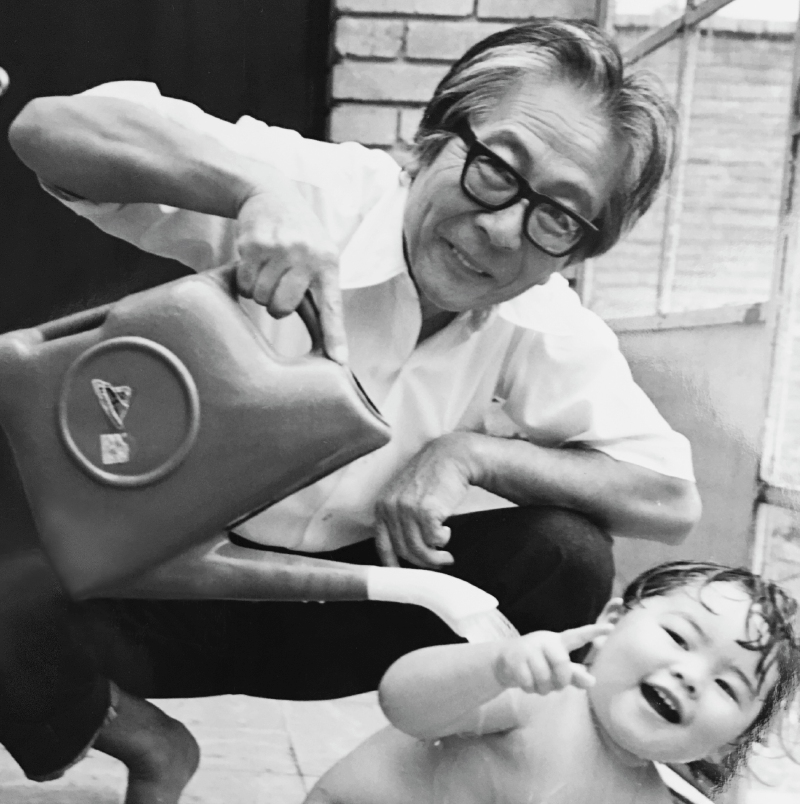  Yu Takeuchi con su nieta.  / Archivo particular