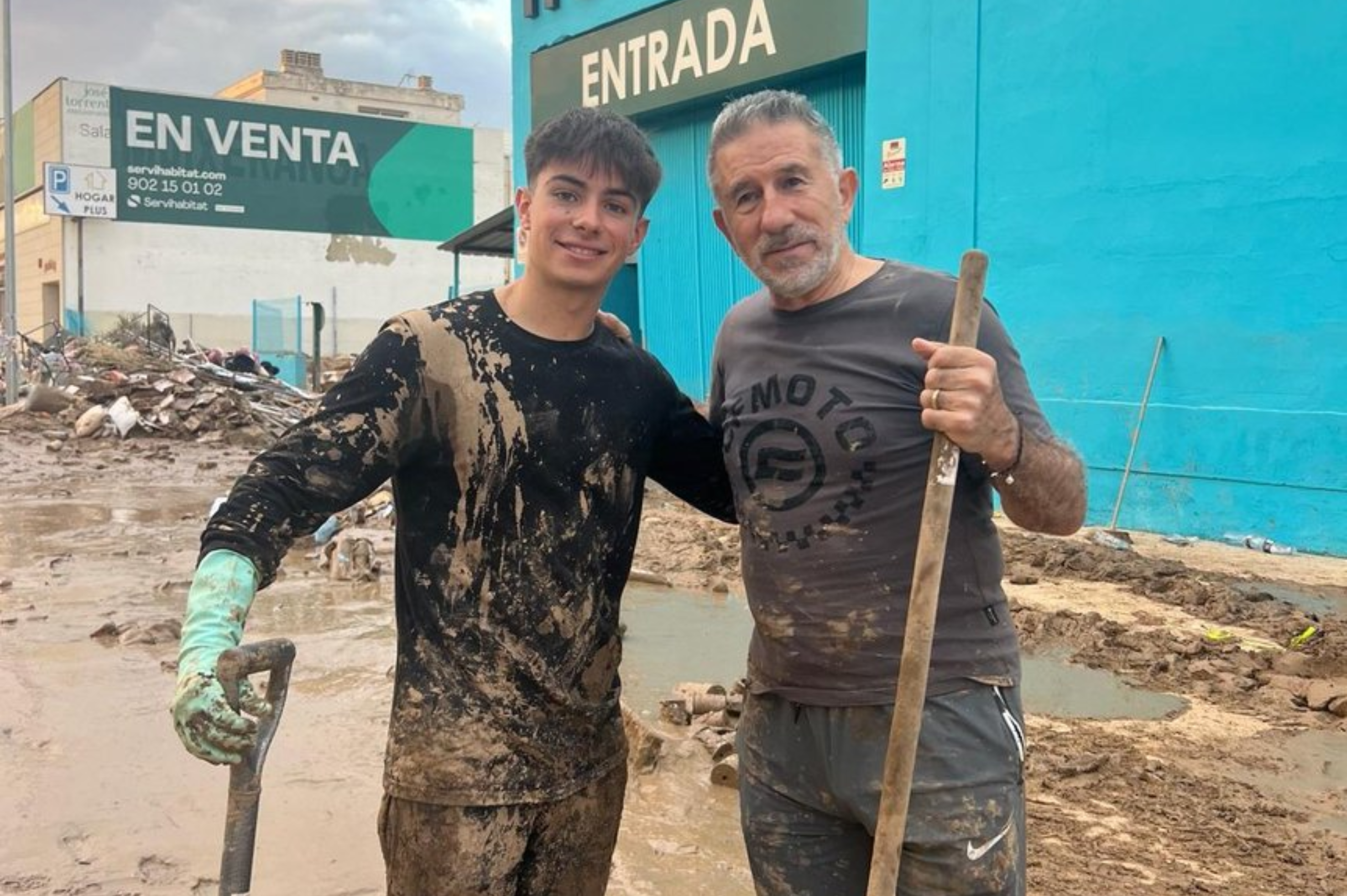 David Alonso ayuda a las víctimas en Valencia, en medio de la pausa en la MotoGP