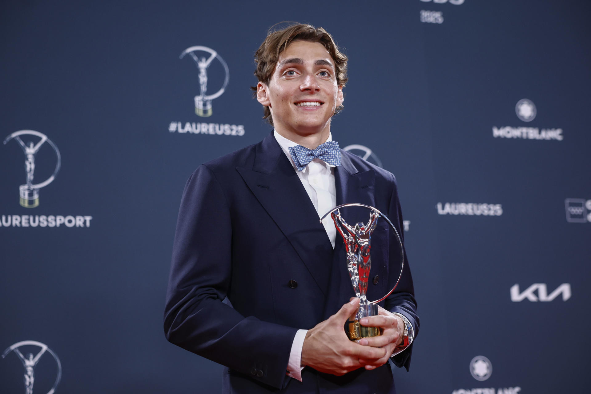 MADRID, 21/04/2025.- El saltador de pértiga sueco Mondo Duplantis posa con su galardón durante la ceremonia de entrega de los Premios Laureus que se celebra hoy lunes en Madrid. EFE/ Daniel González.
