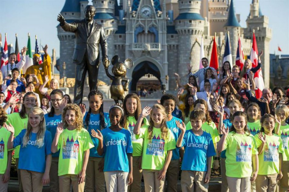 Fotografía facilitada por Disneyland del parque Disney de Florida durante la celebración del 50 aniversario de la atracción "It's a small world"