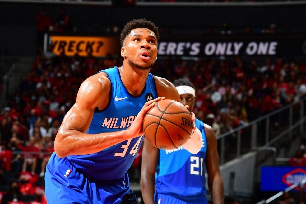 NBA: Los Bucks de Antetokounmpo derrotaron a los Hawks y tomaron la delantera