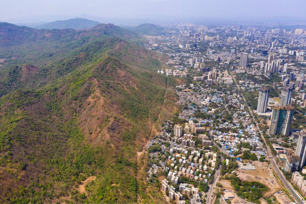 Fotografía ganadora de la categoría Historia fotográfica tomando acción. Esta fotografía fue tomada en la ciudad de Bombay, donde partes de la ciudad colindan con las montañas del Parque Nacional Sanjay Gandhi.