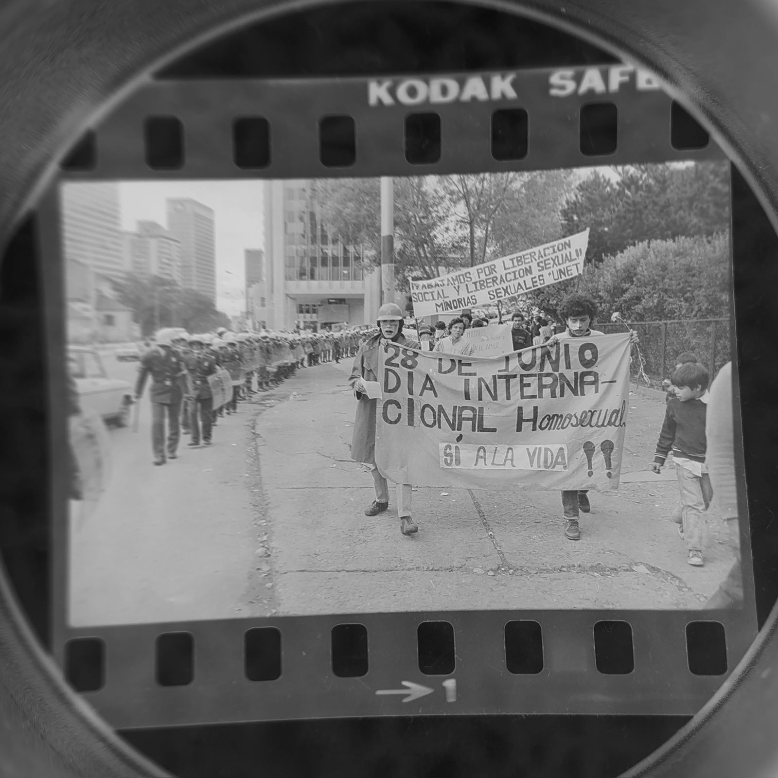 La primera marcha del Orgullo LGBTIQ+, ocurre dos años después de la despenalización de la homosexualidad en Colombia.
