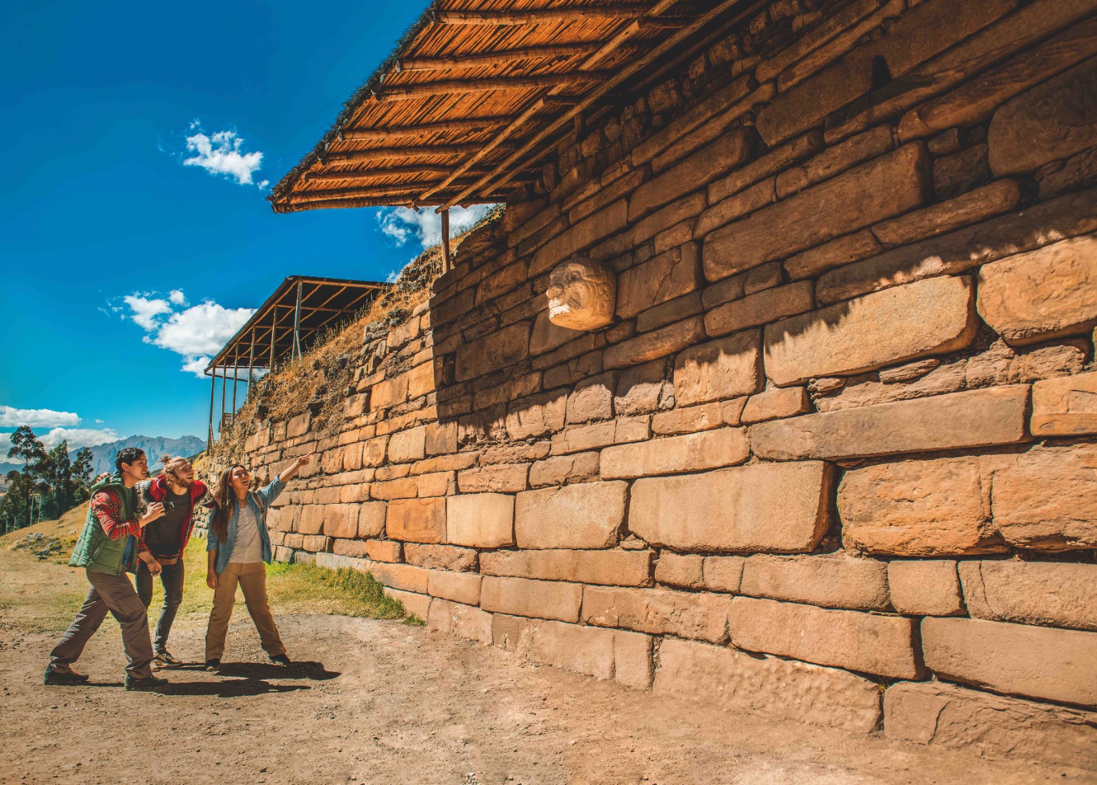 Turistas observando cabezas clavas de Chavín de Huantar, Ancash.
