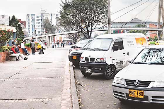 Califican de “ilegal” proyecto que busca cobrar en zonas de parqueo en vía