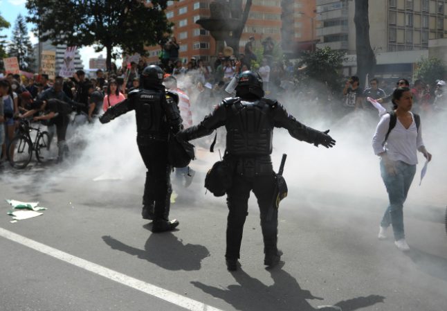 Entre marchas y agresiones, regresan los toros a la Santamaría
