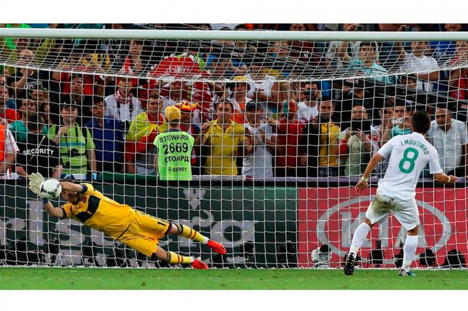 Momento en el que Iker Casilla detiene el cobro de tiro penalti de J. Moutinho / EFE