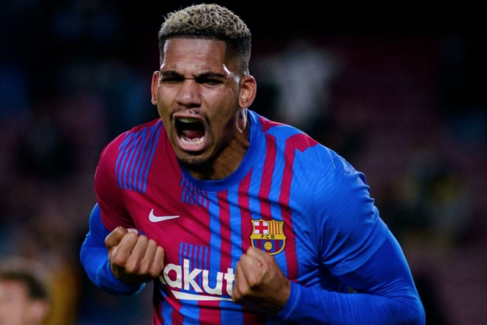 Araujo salvó al Barcelona, pero asoma la crisis